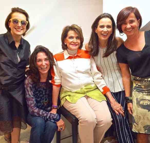 Nesta foto com as amadas Isabela Lage, Sonia Isnard, Joana Nolasco e a "locutora que voz fala", na ViaFlores... Nesta foto dá pra ver bem o "efeito amassado" da organza!