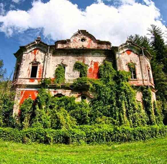 Villa De Vecchi, no lago de Como, abandonada, infelizmente... Sobrevive sua beleza!