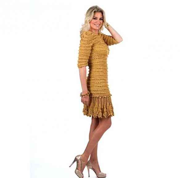 Aliado às produções, ela também representa algumas marcas descoladérrimas como a Alzira que fez este vestido mara.