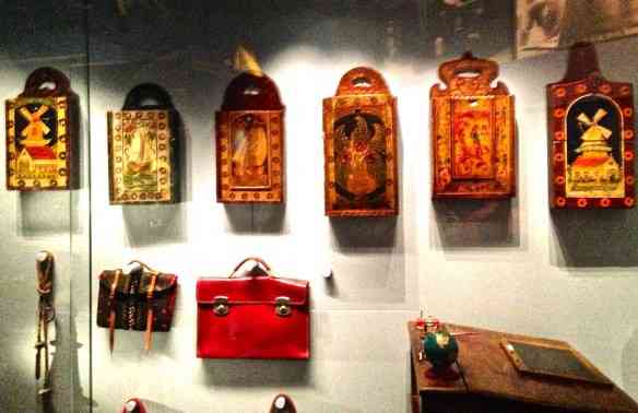 Vejam as bolsas/carteiras em madeira pintada: Merendeira que apoiava os cadernos nas escolas precárias do século XIX.