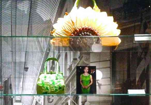 Esta bolsa, by Versace, foi usada por Madonna na estréia mundial do filme Evita, no qual era a protagonista... 
