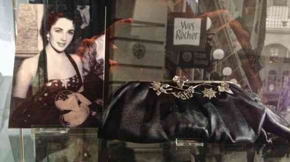 Elizabeth com seus olhos cor de violeta e a "personal bolsa"!