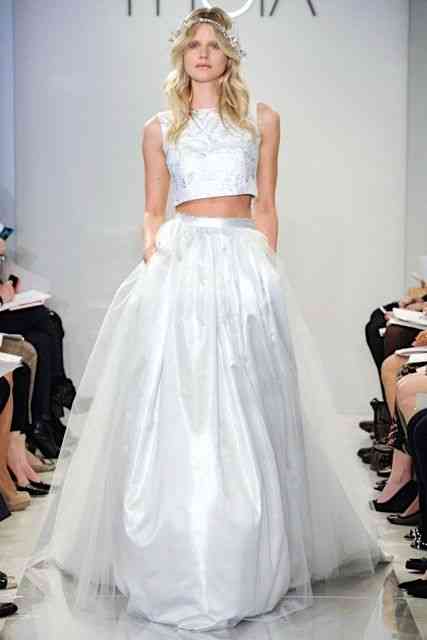 Detalhe como o "top cropped" deste vestido de noiva, verão 2015, faziam Oscar ser sempre atual, à sua maneira!