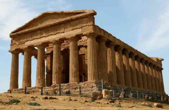 Templo da espetacular acrópole se Agrigento... Parece terracota.