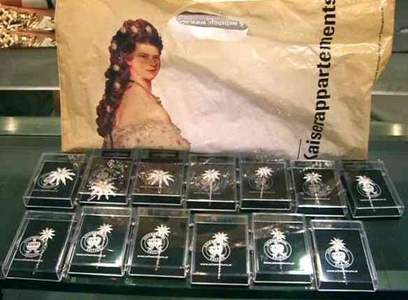 Termino com a coleção dos broches, saídos da sacola da lojinha do Museu