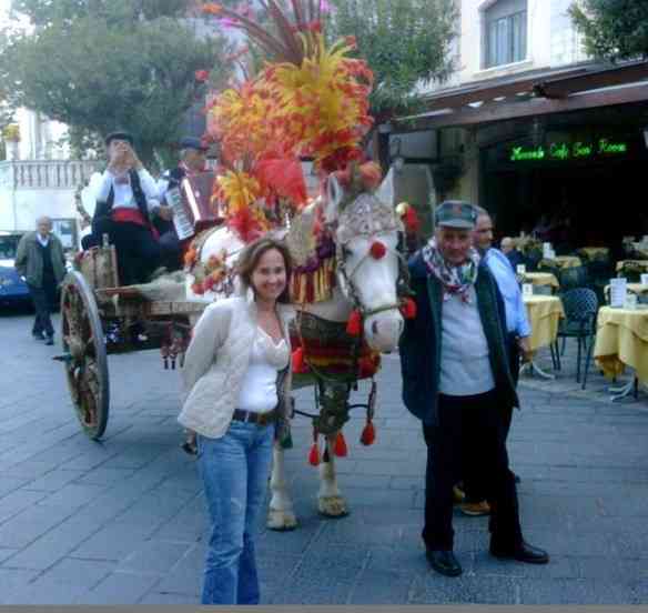 Numa praça de Taormina com uma de suas famosas charretes!