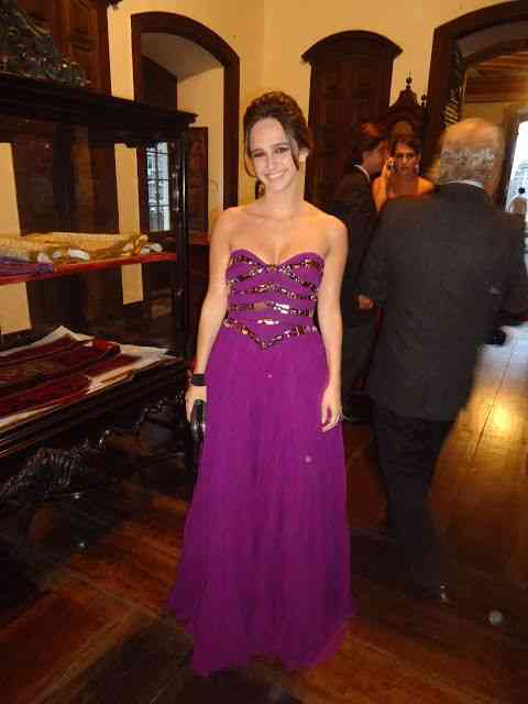 Isabel e seu vestido roxo