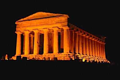 Vista de um dos templos da acrópole de Agrigento: vejam como o efeito de luz, à noite, é de tirar o fôlego!