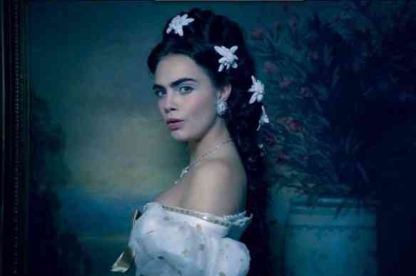 Eis a linda Cara Delevigne dublando Sissy, na campanha da Chanel... Notem que os famosos broches foram repaginados por Lagerfeld!
