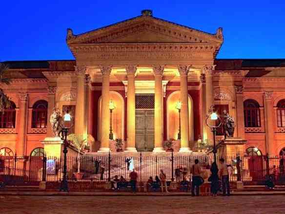Prédios lindos esperam por nós na capital Siciliana, como o do Teatro de Palermo, cujas escadarias foram palco da morte de Mary Corleone, ao som de Cavallaria Rusticana, no maravilhoso Chefão III 