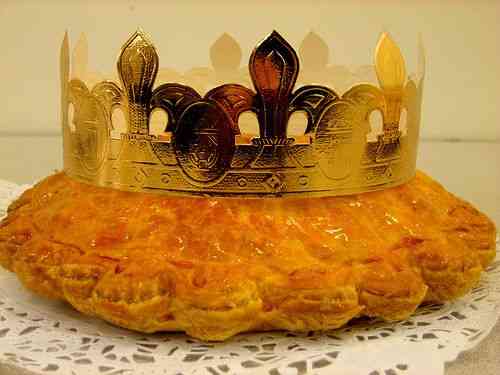 Finalizo com a rainha da festa: a sobremesa “Galette de Rois”, típica da “Noite de Reis”.