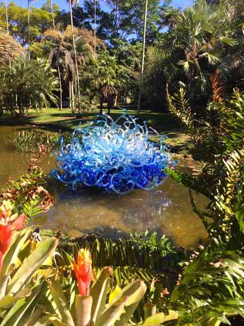 Vejam a beleza do contraste da escultura com o jardim...