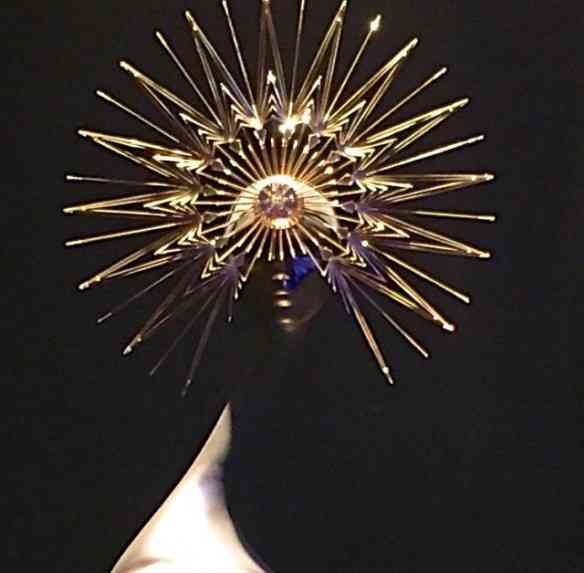 Como podem ver neste exemplar, "fascinator" é um nome mais adequado, repleto de sonoridade, glamor e sofisticação...