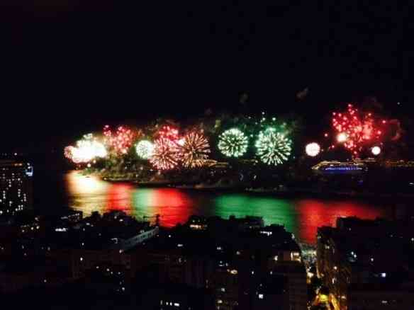 Lindo o reflexo dos fogos no espelho formado pela superfície do mar!