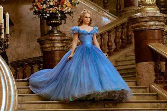 Close no vestido apoteótico que Cinderella abafa no baile!
