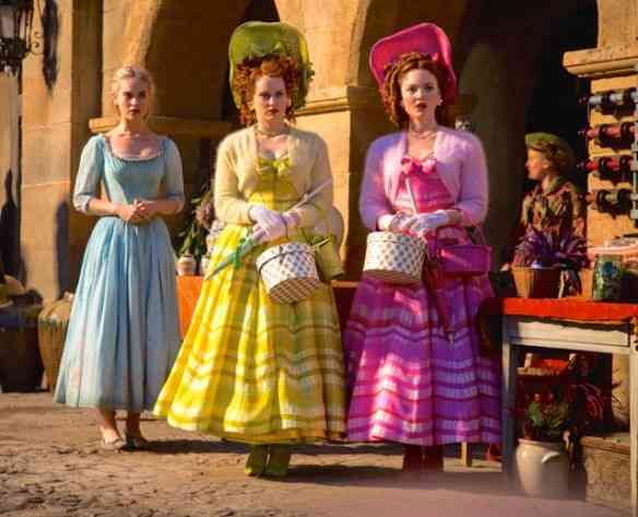 Sophie McShera como Drisella e Holliday Grainger como Anastasia são diversão master com seus looks ridículos!