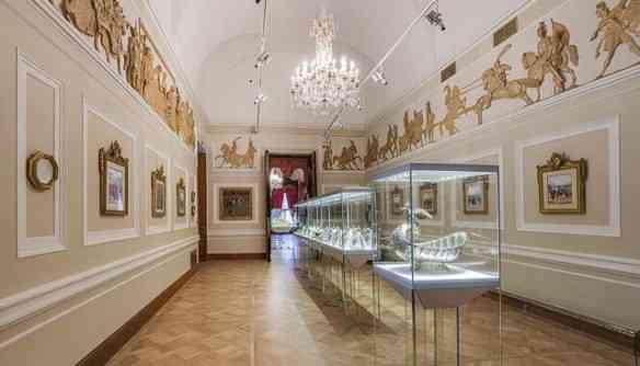 E que incluem a maior coleção de ovos Fabergé do mundo: São 21, no total, sendo 9 imperiais! 