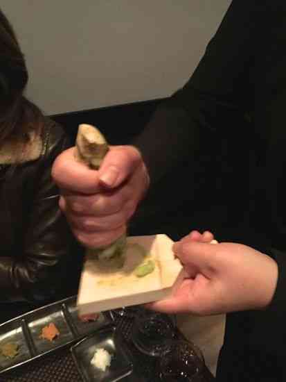 O wasabi, ou raiz forte, sendo preparado na hora! 