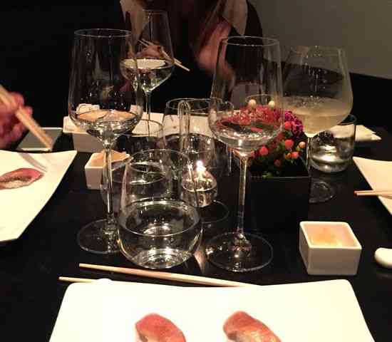Nossa mesa não era na "área vip"  do paraíso, isto é, no bar de sushi, mas te prometo que não faz muita diferença: Comemos como anjos! 