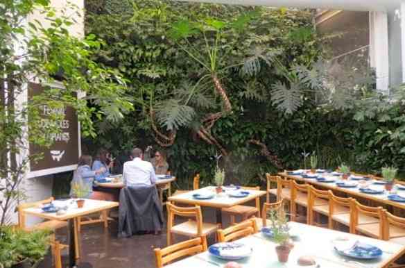 Instalado numa casa térrea muito agradável, o restaurante tem uma área coberta e esta delícia de, digamos, jardim de inverno. Noves fora a comida deliciosa!