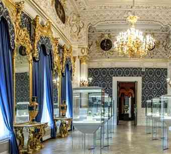 Sucessão de salas lindas que mostram uma coleção bárbara de objetos de arte decorativa r