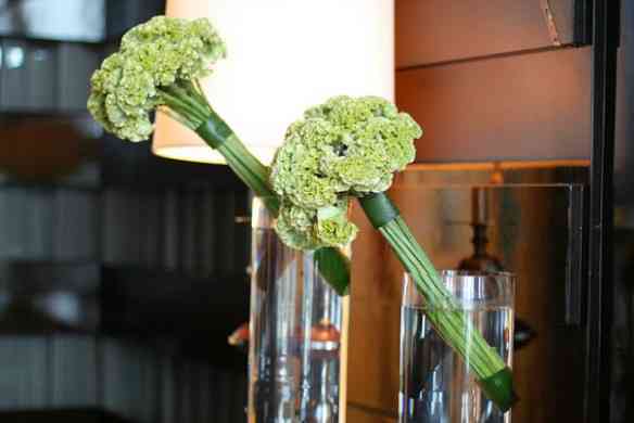 four-seasons-hotel-hong-kong-flowers