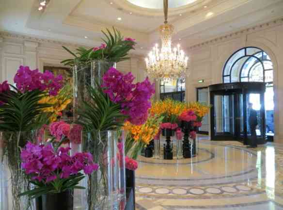 original_Four_Seasons_Paris_Review-Beautiful_Lobby_Flowers