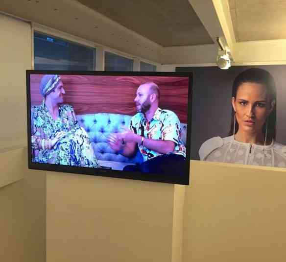 Este é o vídeo que conta toda a história da montagem da exposição, estrelado pelo curador Dudu Bertholini, na foto à esquerda.