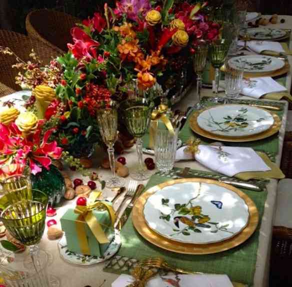 Vejam que divina esta mesa com a porcelana Pássaros do Brasil: Sou apaixonada, cada prato diferente do outro!