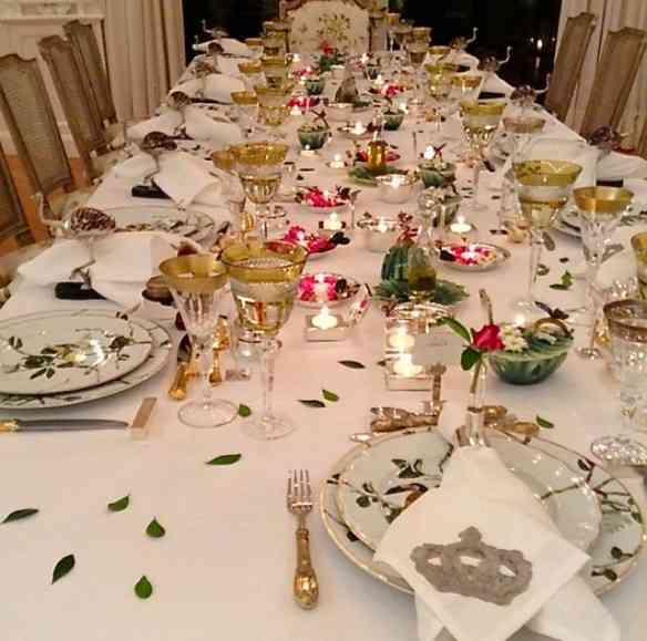 Outro deslumbre de mesa, toda salpicada de folhas pra combinar com as do desenho da linda porcelana Pássaros do Brasil!