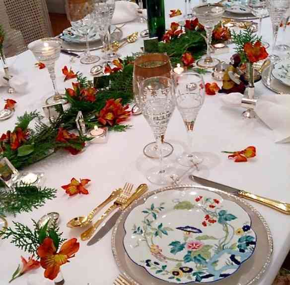 Outra mesa de natal linda, sempre usando uma porcelana clássica (Papillon Limoges) e dando o "toque natalino" com os enfeites. Chic! 