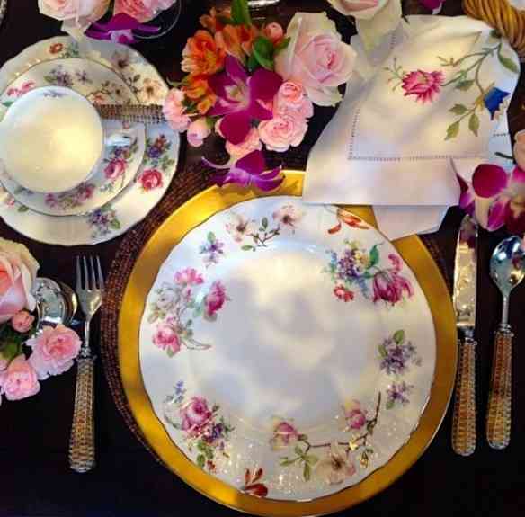 Amei esta mesa super alegre com porcelana Ilha das Flores: 