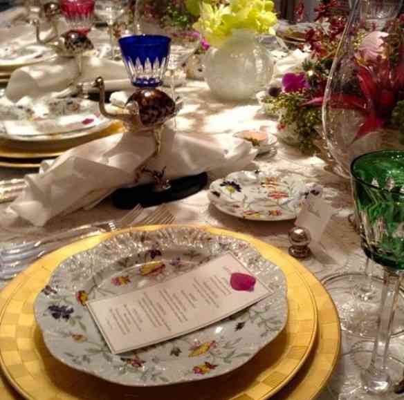 Requinte em cada detalhe desta mesa linda onde pontifica a porcelana Limoges Fleur Royale!