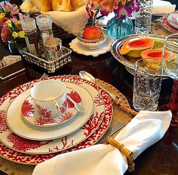 Outra mesa de café da manhã, também linda, com a porcelana Corais do Brasil: Mara!