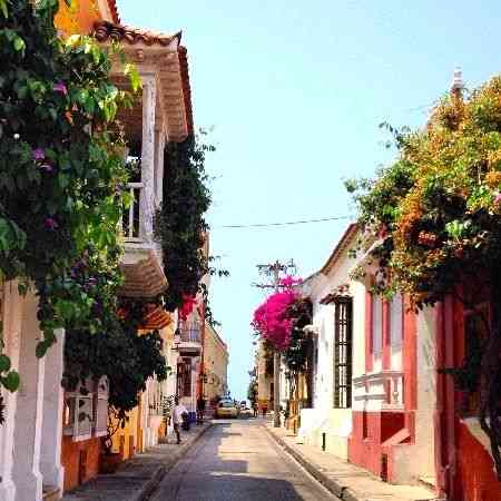Flanando pela adorável Cartagena, descobri os chapéus de palha mais lindos...
