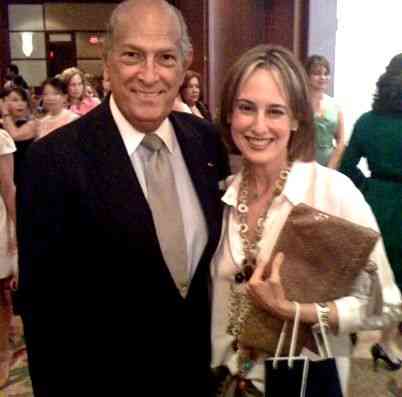 A colombiana Silvia ganhou o mundo fazendo uma moda cheia de charme e cor... Na foto com seu "padrinho", o grande Oscar de la Renta!