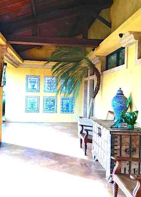 Vejam a elegância que os painéis imponhem à este recanto em uma casa de fazenda!