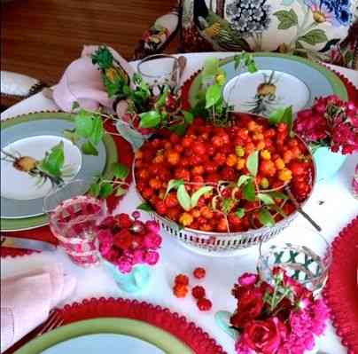 Encantadora esta mesa com pitangas do pomar e porcelana Abacaxi: Brasilidade na veia!
