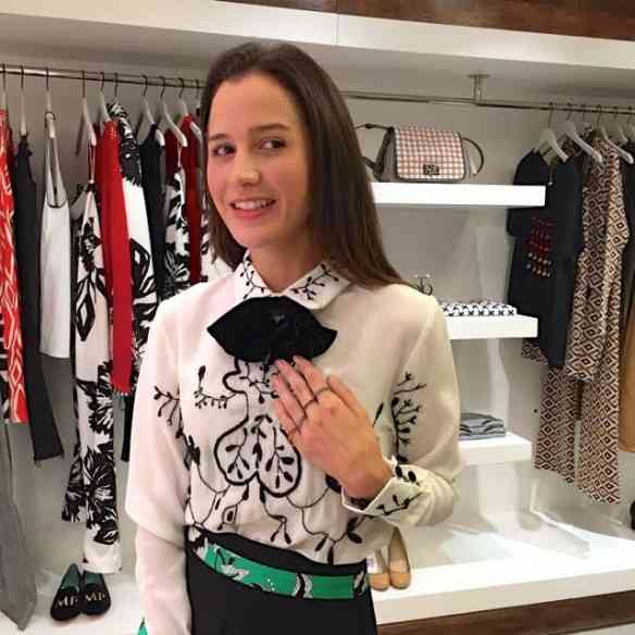 A musa Joana Nolasco nos mostrando lindos anéis da Grifith!