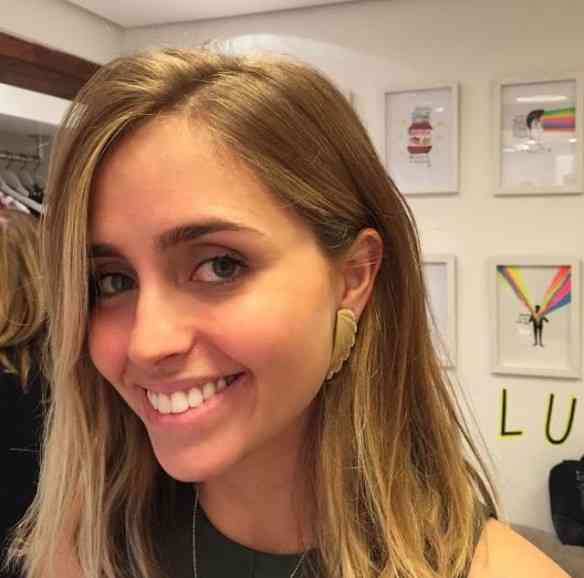 Deslumbrante brinco em forma de asa: Veste como luva. 