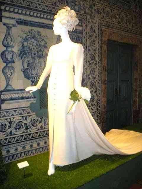 Nada mais elegante e saido da prancheta de Hubert de Givenchy!