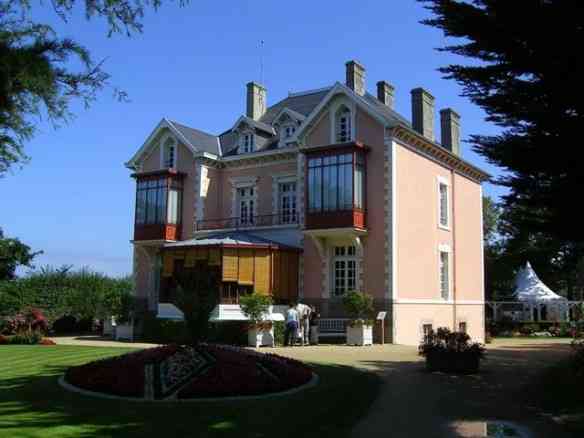 Outro ângulo da adorada casa da infância de Christian Dior!