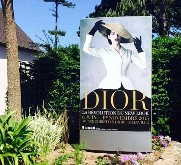 Cartaz da exposição "Dior, La Revolution du New Look".
