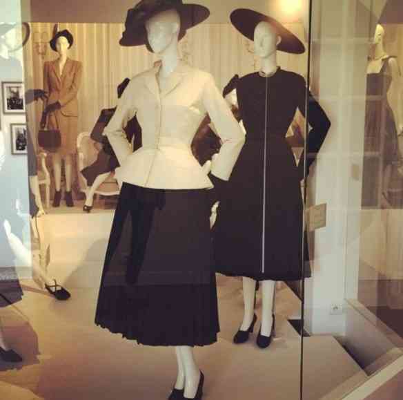 Eis o emblemático "tailleur bar" da primeira coleção de Dior, apresentada em Paris no dia 12 de julho de 1947: revolução!