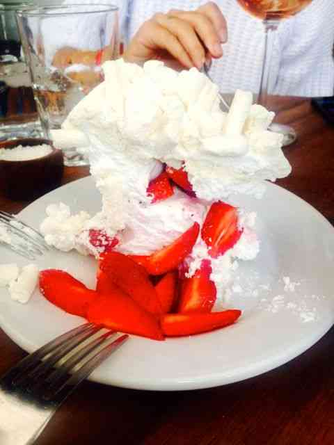 ... Sobremesa 2- Merengue de morangos. Como diria o outro, nada fala melhor que uma boa imagem!