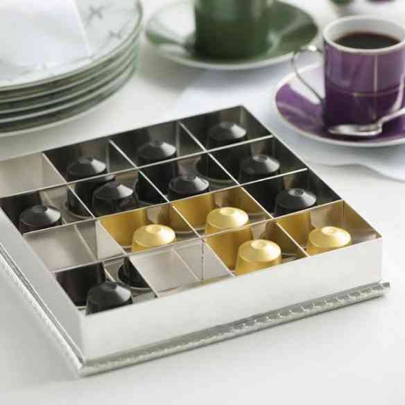 Vejam que luxo o porta Nespresso de prata: será minha próxima aquisição... Nem sei como vivi sem!