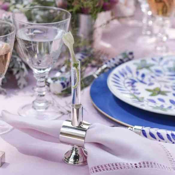 Não contente com as outras duas opções que mostrei acima, a TB desenvolveu esta terceira e romântica opção de marcador de lugar à mesa acoplado a um vasinho de flor. Imaginem o efeito lindo que eles dão ao conjunto!
