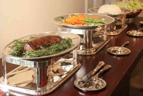 Nada mais elegante e digamos, higiênicos, estes porta talher para buffet!