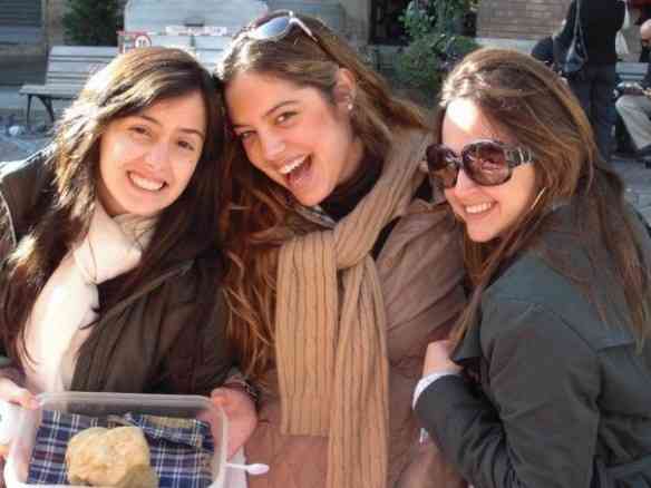  As três felizardas caçadoras: Maria Antonia Ferraz, Bela Mascarenhas e Isabel TM, posam com a maior trufa do pedaço!