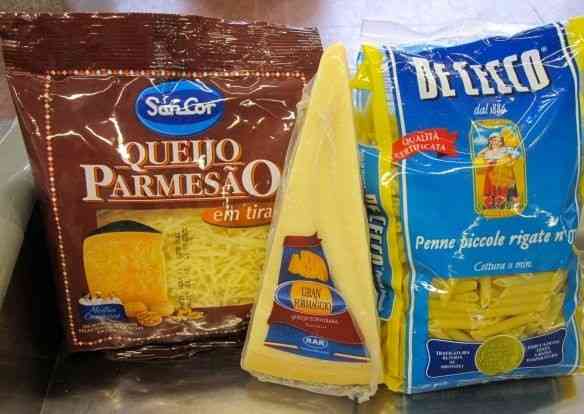 Os ingredientes fundamentais: queijo parmezão ralado em tiras, queijo Grana Padano e Penne mini!